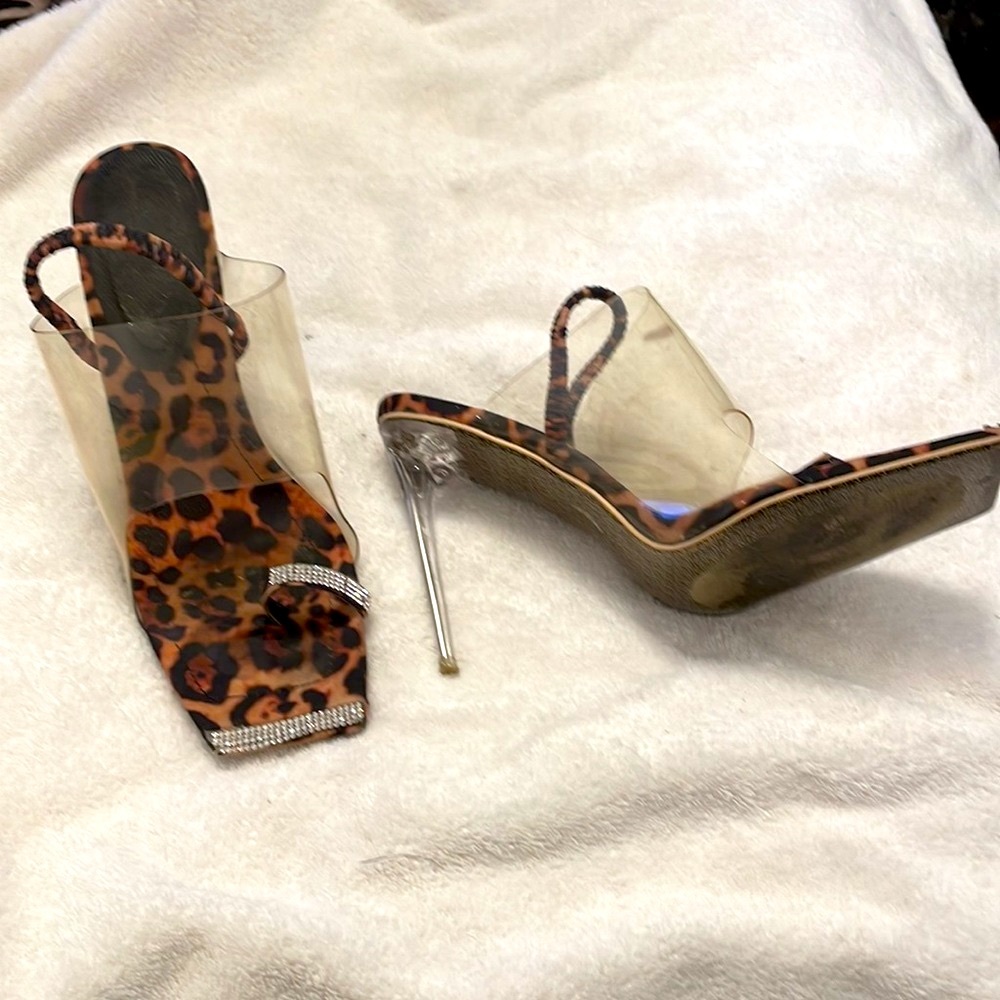 SALE!! CAPE ROBBIN LEOPARD CLEAR HEELS WITH RHINESTONES👠👠

FREE 🎁 WITH PURCHASE